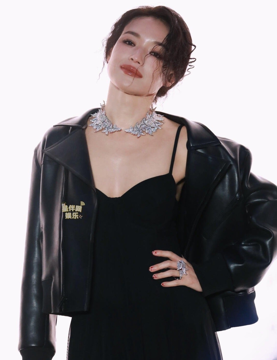 Thư Kỳ không có đối thủ dù phải đứng chung với "thần tiên tỷ tỷ" Lưu Diệc Phi hay "ngọc nữ Hong Kong" Trương Bá Chi. Thư Kỳ không có đối thủ dù phải đứng chung với "thần tiên tỷ tỷ" Lưu Diệc Phi hay "ngọc nữ Hong Kong" Trương Bá Chi.