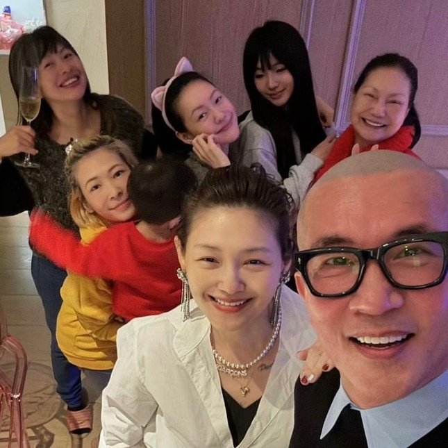 Từ Hy Viên bị ốm nhưng vẫn đi du lịch Nhật Bản cùng gia đình. Từ Hy Viên bị ốm nhưng vẫn đi du lịch Nhật Bản cùng gia đình.