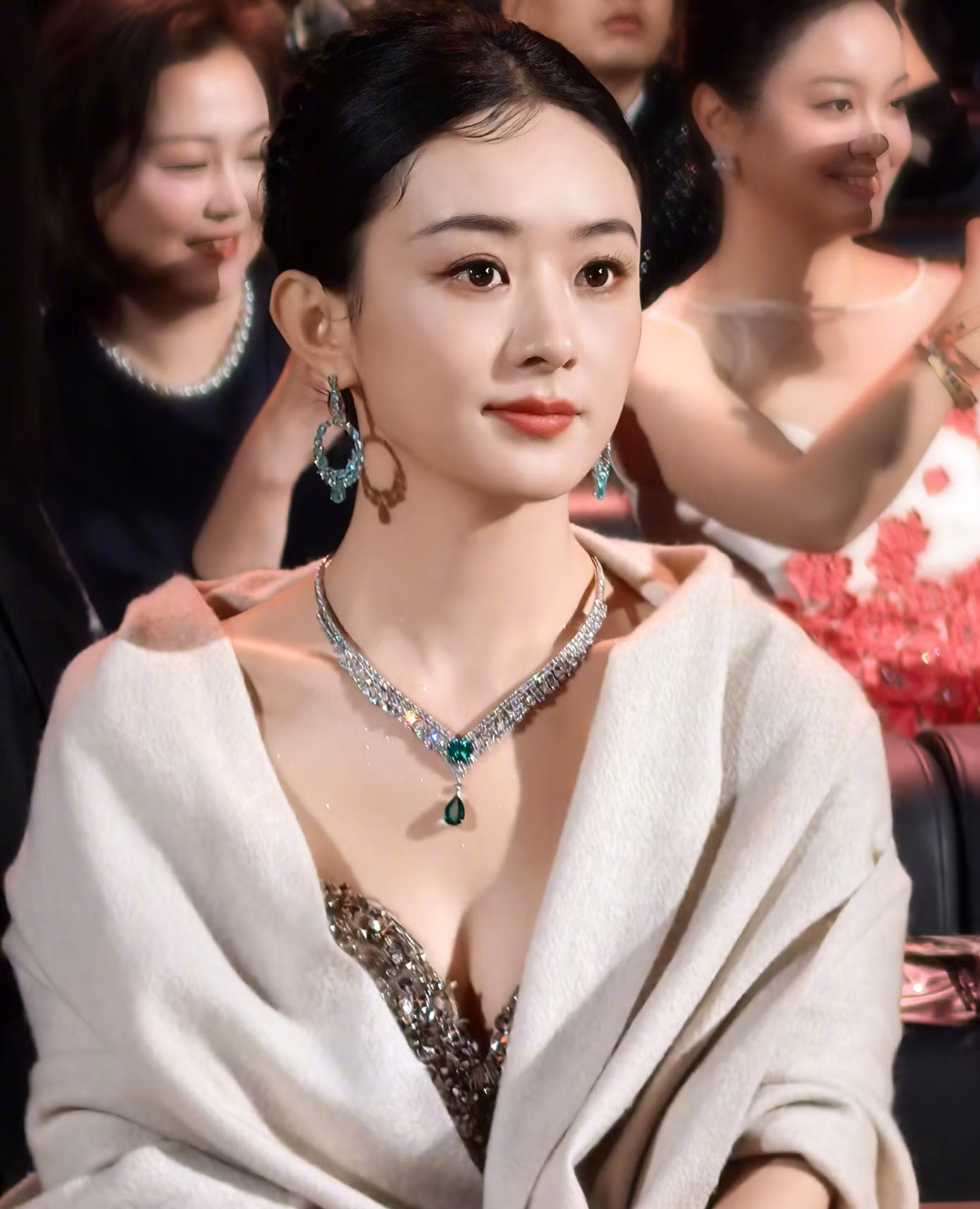 Triệu Lệ Dĩnh xuất hiện trên thảm đỏ với bộ trang phục may đo cao cấp haute couture của thương hiệu thời trang Elie Saab. Bộ trang sức Piaget mà nữ diễn viên đeo trị giá 27 triệu NDT (hơn 3,6 triệu USD). Triệu Lệ Dĩnh hiện tại là diễn viên hạng A, được săn đón trong giới giải trí nhờ liên tiếp có các tác phẩm thành công ở cả mảng truyền hình và điện ảnh. Cô đang đóng phim Người xây thành cùng Huỳnh Hiểu Minh.