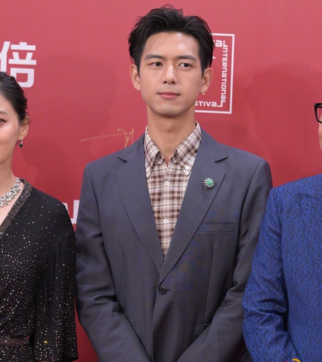 Tưởng Mộng Tiệp sánh đôi bên Chu Chính Đình trên thảm đỏ. Lý Hiện đóng vai khách mời trong phim Tương viên lộng. Trong đoạn phim giới thiệu, anh có cảnh sàm sỡ đàn chị Chương Tử Di.