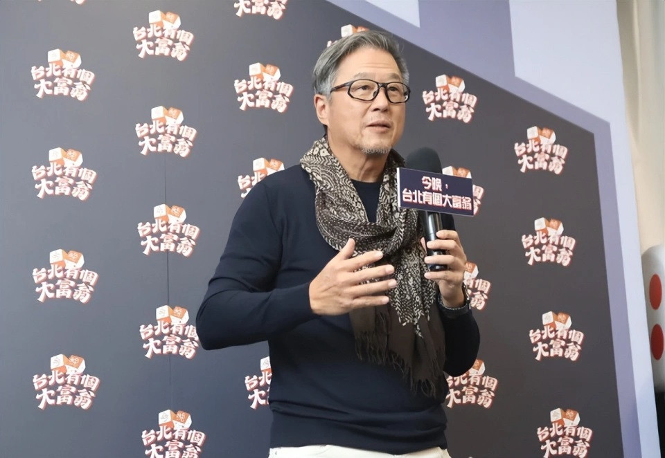 Nhà sản xuất Vương Vỹ Trung bày tỏ sự mệt mỏi khi bạn thân qua đời vẫn không yên. Nhà sản xuất Vương Vỹ Trung bày tỏ sự mệt mỏi khi bạn thân qua đời vẫn không yên.