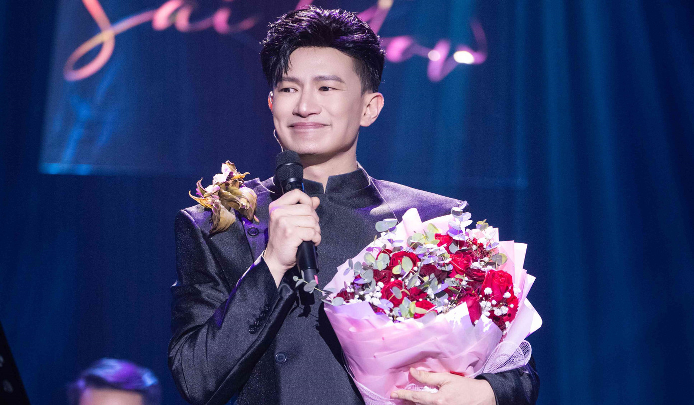 Anh bày tỏ bản thân cũng có lúc &quot;ố dề&quot; nên bây giờ khi đứng hát trên sân khấu sẽ cần tiết chế lại. Trước sự thể hiện của anh trong live show, Lương Bích Hữu cho rằng: &quot;Dược sĩ Tiến nên đi hát nhiều hơn&quot;.