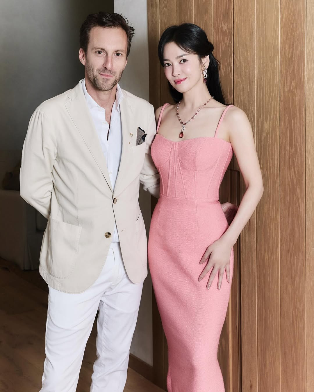 Nữ diễn viên là ngôi sao Hàn Quốc nổi tiếng toàn cầu. Nữ diễn viên là ngôi sao Hàn Quốc nổi tiếng toàn cầu.