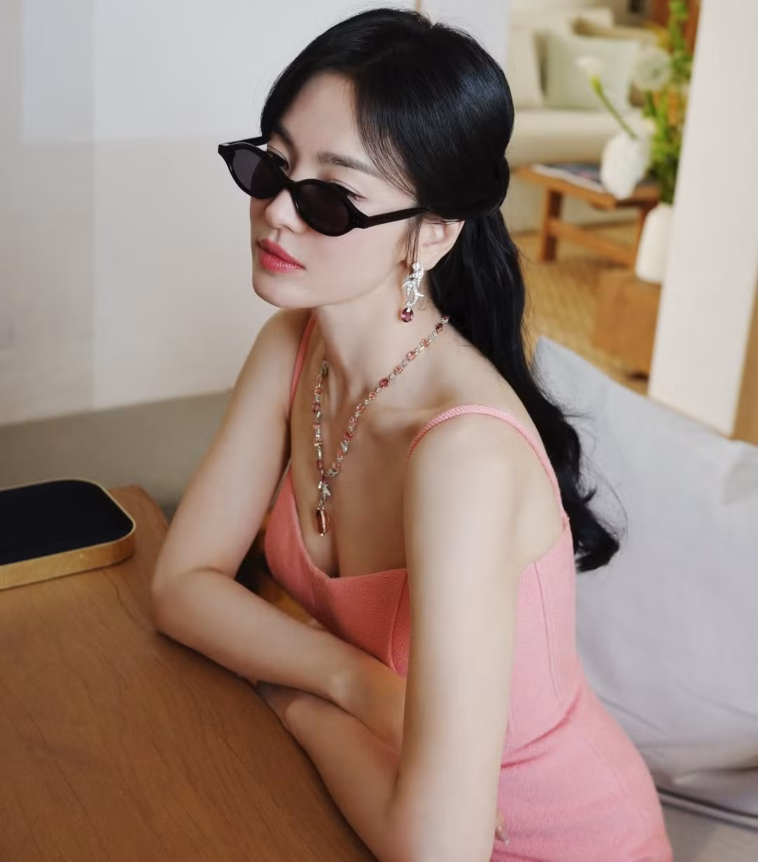 Song Hye Kyo được khen đẹp khi xuất hiện với mái tóc dài.