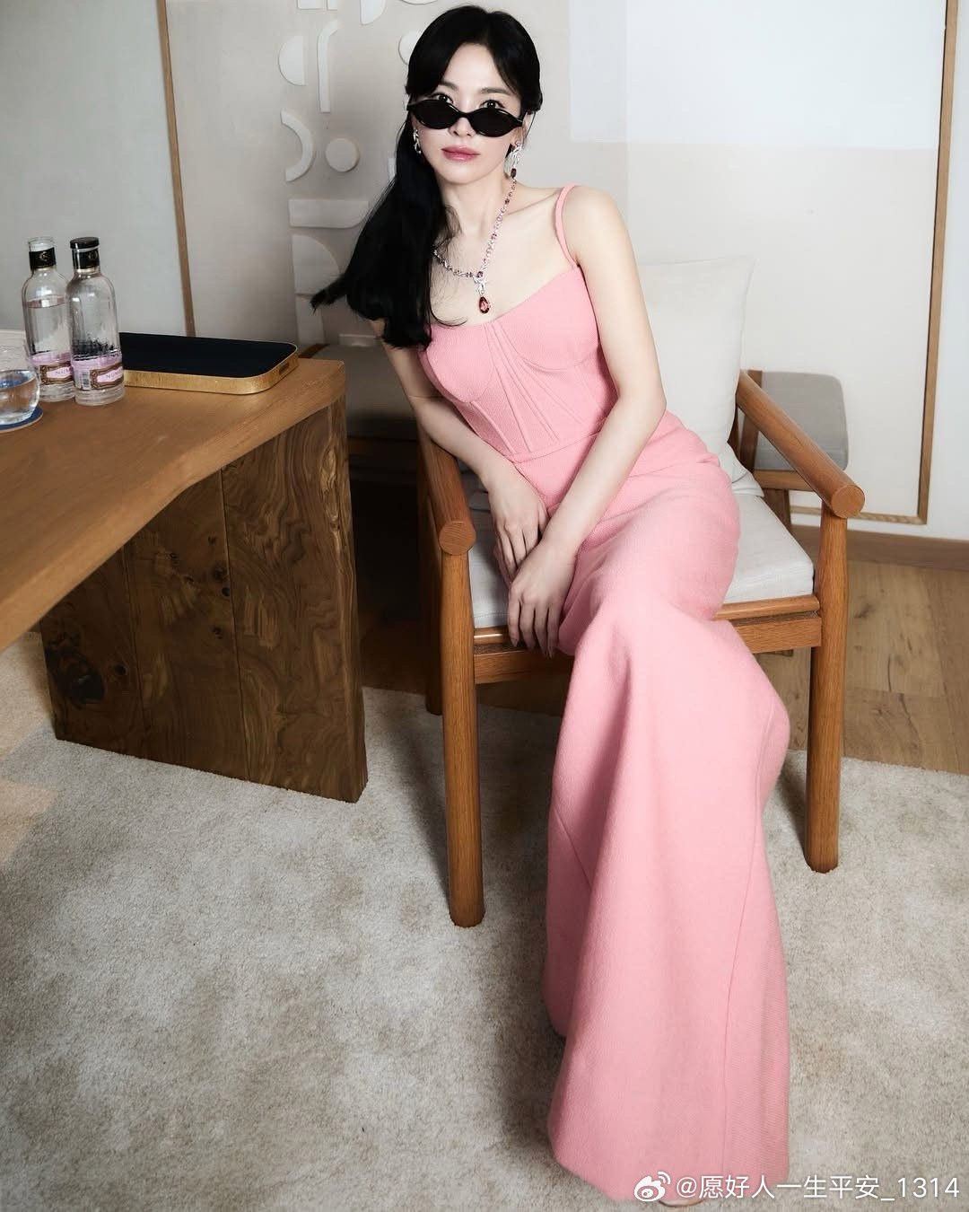 Nữ diễn viên là ngôi sao Hàn Quốc nổi tiếng toàn cầu. Nữ diễn viên là ngôi sao Hàn Quốc nổi tiếng toàn cầu.