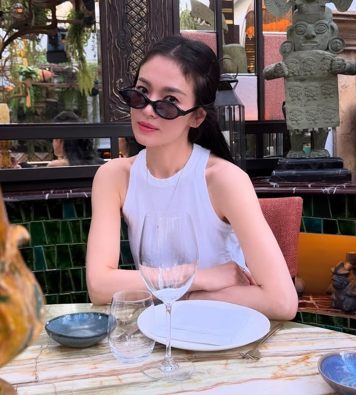 Song Hye Kyo được khen đẹp khi xuất hiện với mái tóc dài. Song Hye Kyo được khen đẹp khi xuất hiện với mái tóc dài.