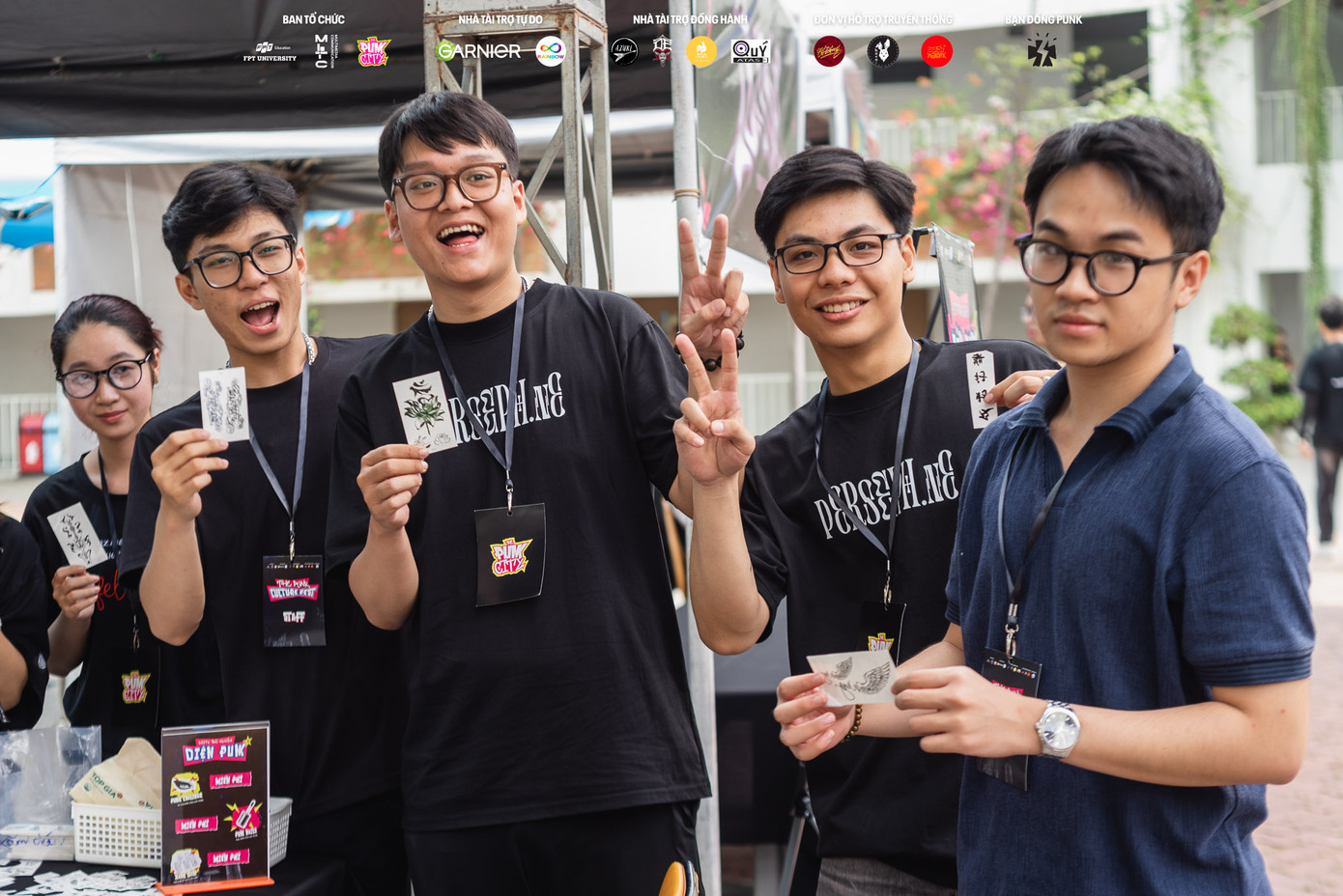 Nhiều bạn sinh viên hào hứng tìm hiểu nét văn hóa mới.