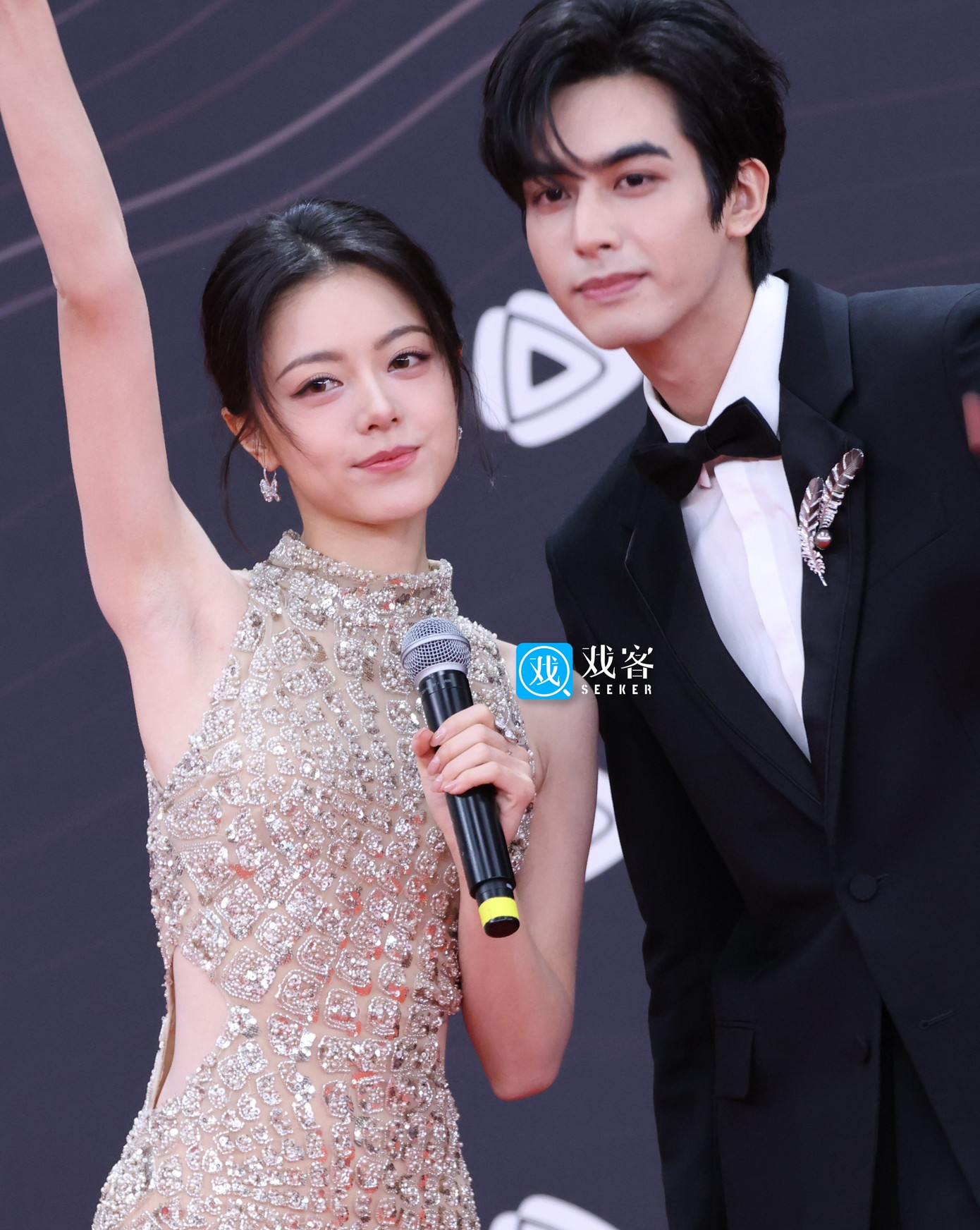 Triệu Kim Mạch và Tống Uy Long đang tham gia bộ phim Tôi như ánh dương rực rỡ. Để có thể đứng bên cạnh đàn anh cao 1,85 m, Triệu Kim Mạch đã phải sử dụng một đôi guốc có chiều cao lên tới 30 cm. Triệu Kim Mạch và Tống Uy Long đang tham gia bộ phim Tôi như ánh dương rực rỡ. Để có thể đứng bên cạnh đàn anh cao 1,85 m, Triệu Kim Mạch đã phải sử dụng một đôi guốc có chiều cao lên tới 30 cm.