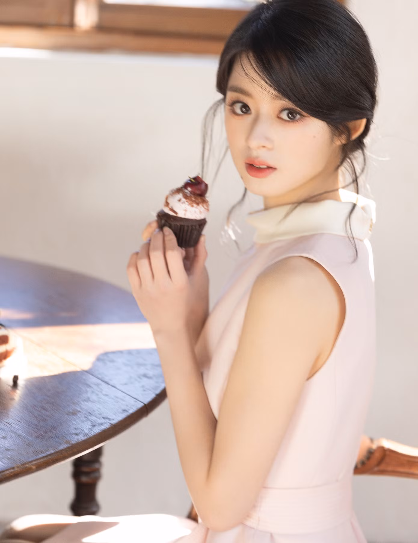 Mối tình oan gia ngõ hẹp, cưới trước yêu sau của Nhạc Thiện và võ trạng nguyên Dương Tiện (Đổng Tư Thành đóng) được đánh giá dễ thương dù mô típ không mới mẻ. Vì nhiều hiểu lầm, Nhạc Thiện và Dương Tiện không ưa nhau. Sau tranh cãi, cả hai dần thấu hiểu và rung động.