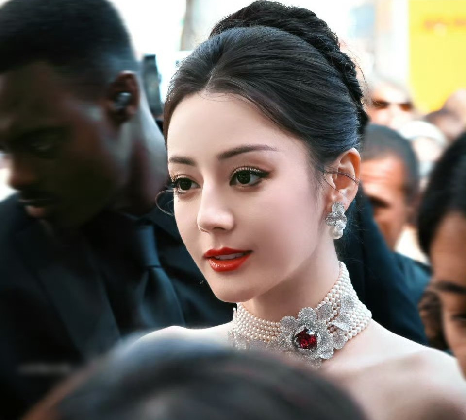 Chính vì vậy, hiện tại Địch Lệ Nhiệt Ba là nữ nghệ sĩ nắm trong tay nhiều hợp đồng quảng cáo nhất. Các hợp đồng của cô cũng có giá trị cao khi trở thành người phát ngôn cho sản phẩm ở mức độ toàn cầu. Điều này giúp mỹ nhân Tân Cương dần trở thành biểu tượng sắc đẹp thế hệ mới của Trung Quốc.