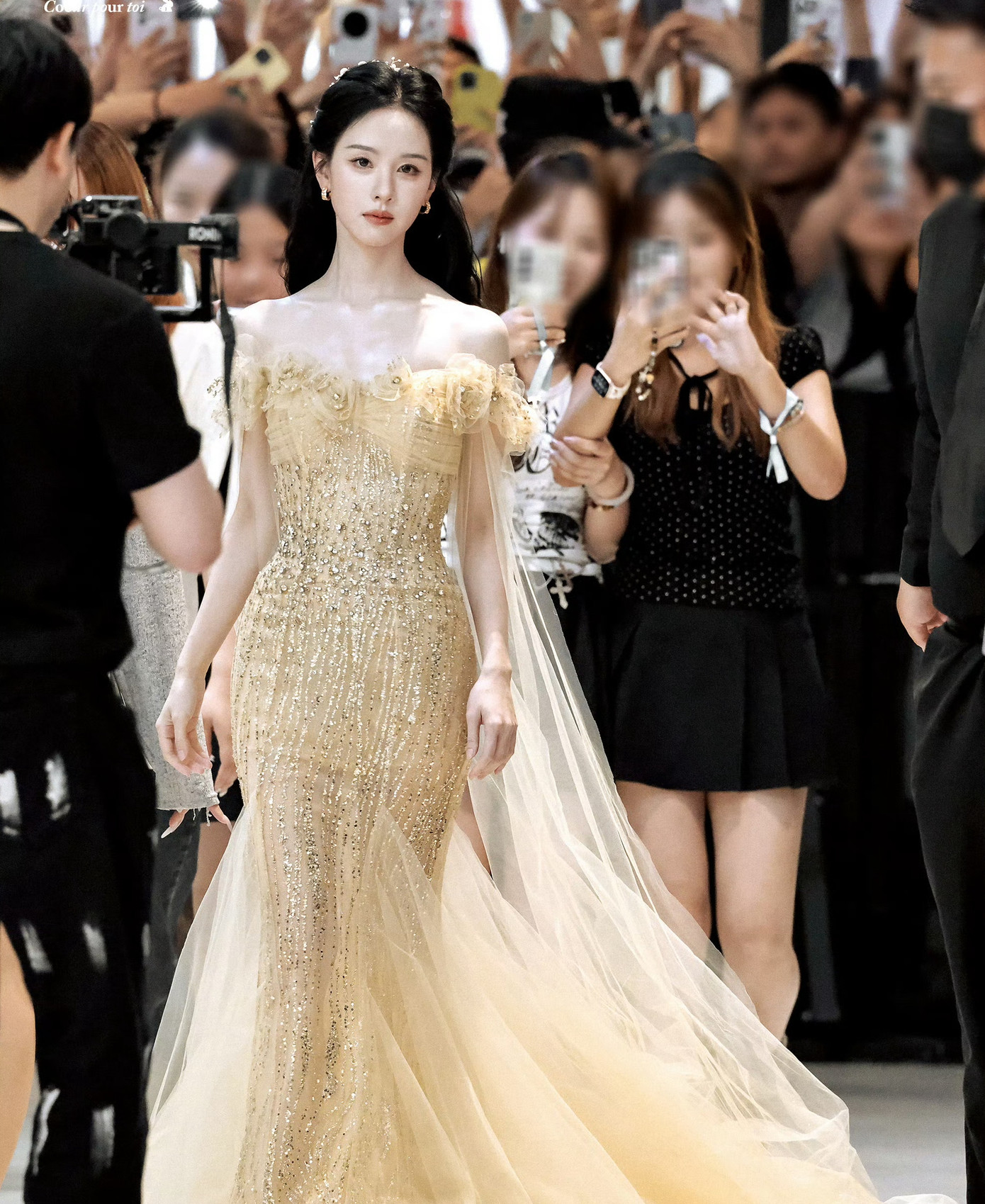 Trần Đô Linh còn được yêu thích với hành động lịch thiệp dành cho nữ MC. Theo đó, chiếc váy của Trần Đô Linh có phần đuôi khá dài, nữ MC đã cúi xuống để sắp xếp lại váy nhưng nữ diễn viên cũng nhanh tay tự mình điều chỉnh trang phục. Để giúp nữ MC tránh khỏi tình trạng ngượng ngùng, Trần Đô Linh đã nâng tay của cô lên, vừa thể hiện sự cảm ơn vừa bày tỏ sự trân trọng.