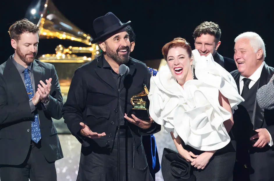 Đỗ Mạnh Cường chia sẻ Alisha Gaddis đã đích thân mời Đỗ Mạnh Cường làm stylist cho mình. Đỗ Mạnh Cường chia sẻ Alisha Gaddis đã đích thân mời Đỗ Mạnh Cường làm stylist cho mình.