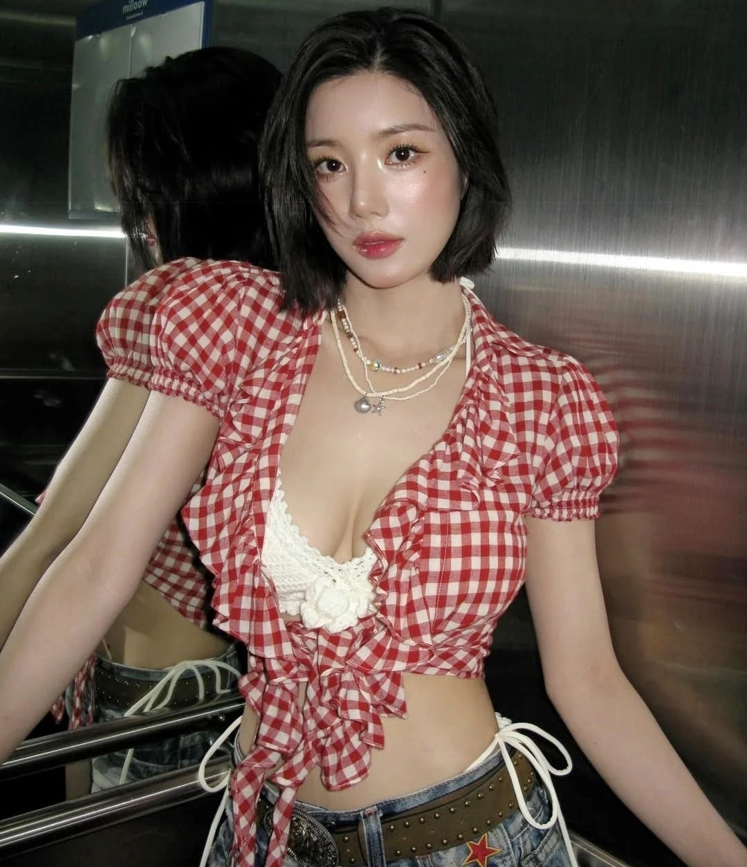 Nữ ca sĩ tiết lộ bản thân đã làm việc chăm chỉ để tạo ra màn trình diễn chu đáo, phù hợp với không khí lễ hội tràn đầy năng lượng và vui vẻ. "Tôi thực sự hạnh phúc trong những ngày này. Tôi cảm thấy mùa hè và mình hợp nhau", Kwon Eun Bi chia sẻ. Sau đó, nữ nghệ sĩ còn nhận được hợp đồng quảng cáo của thương hiệu đồ nội y nổi tiếng thế giới. Nữ ca sĩ tiết lộ bản thân đã làm việc chăm chỉ để tạo ra màn trình diễn chu đáo, phù hợp với không khí lễ hội tràn đầy năng lượng và vui vẻ. "Tôi thực sự hạnh phúc trong những ngày này. Tôi cảm thấy mùa hè và mình hợp nhau", Kwon Eun Bi chia sẻ. Sau đó, nữ nghệ sĩ còn nhận được hợp đồng quảng cáo của thương hiệu đồ nội y nổi tiếng thế giới.