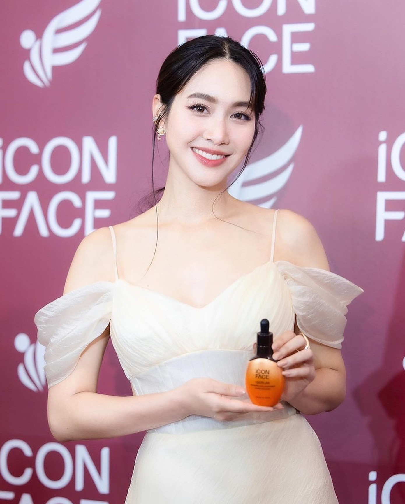 Min Pechaya từng là sao hạng A của giới giải trí Thái Lan.