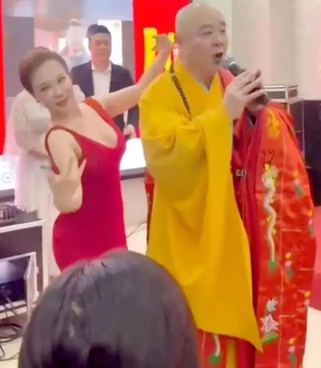 Hình ảnh của hai nghệ sĩ bị cho là phản cảm. Hình ảnh của hai nghệ sĩ bị cho là phản cảm.