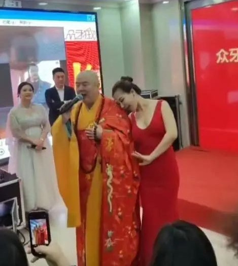 Từ Thiếu Hoa biểu diễn, Anna Kim múa phụ họa. Từ Thiếu Hoa biểu diễn, Anna Kim múa phụ họa.