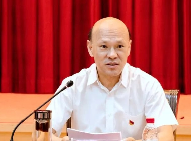 Lý Ái Khanh đầu tư vào các dự án, sau đó yêu cầu đối tác cung cấp trai đẹp.