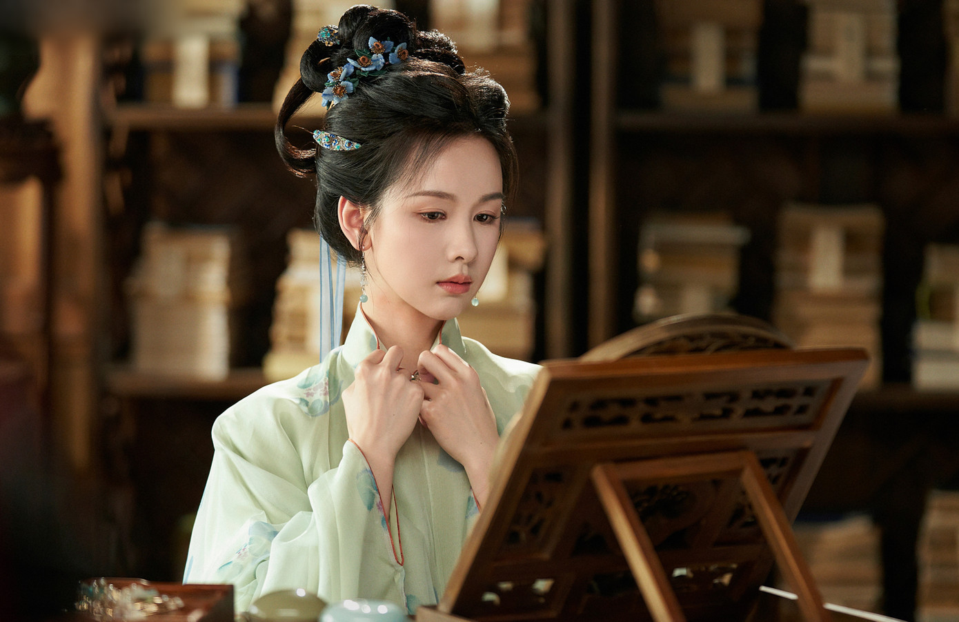 Trước đó, năm 2023, Trần Đô Linh cũng gây ấn tượng với vai phản diện trong phim Trường nguyệt tẫn minh. Trần Đô Linh có ngoại hình mỏng manh, nhẹ nhàng, yếu đuối nhưng đã lột xác hoàn toàn để vào vai Thiên Hoan, thánh nữ được miêu tả là "mặt tựa Quan Âm, tâm địa như rắn rết". Tạo hình, cách trang điểm, cảnh phim Thiên Hoan ra lệnh giết người được bàn luận trên các nền tảng mạng xã hội Trung Quốc.