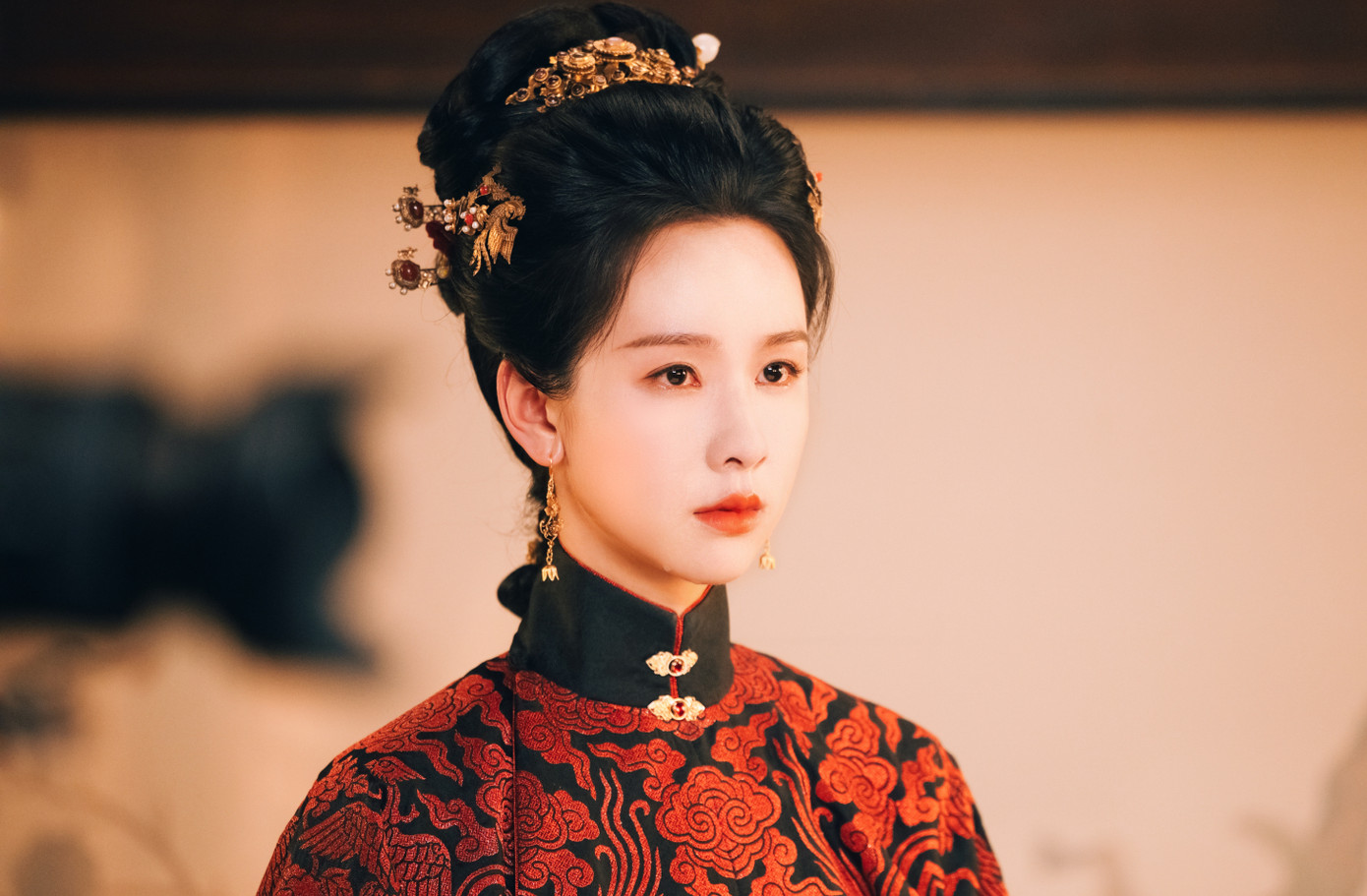 Mặt khác, Trần Đô Linh có vẻ ngoài xinh đẹp, song cô chưa có nhiều kinh nghiệm trong việc kiểm soát ngũ quan khi diễn xuất, cảnh khóc bị chê giống cười, gương mặt vặn vẹo không đẹp. Nhiều cảnh quay, cô như người vô hồn. Thậm chí, khán giả cho rằng Trần Đô Linh chỉ hợp đóng vai phản diện, đôi mắt sắc bén không phù hợp với vai nữ chính.