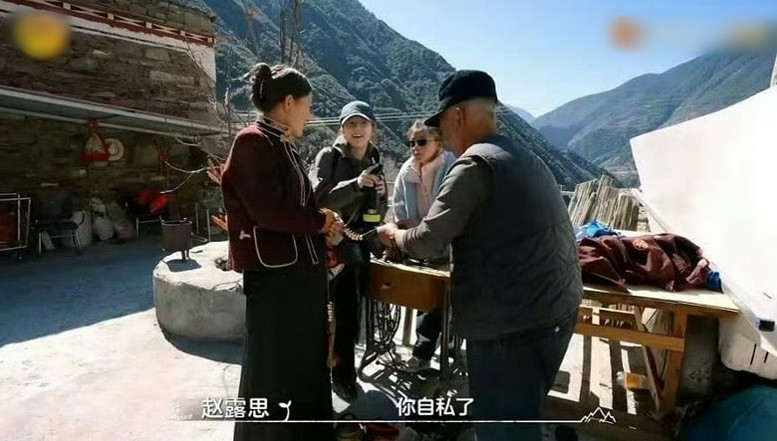 Triệu Lộ Tư bỗng nhiên nói nghệ nhân già là người ích kỷ. Triệu Lộ Tư bỗng nhiên nói nghệ nhân già là người ích kỷ.