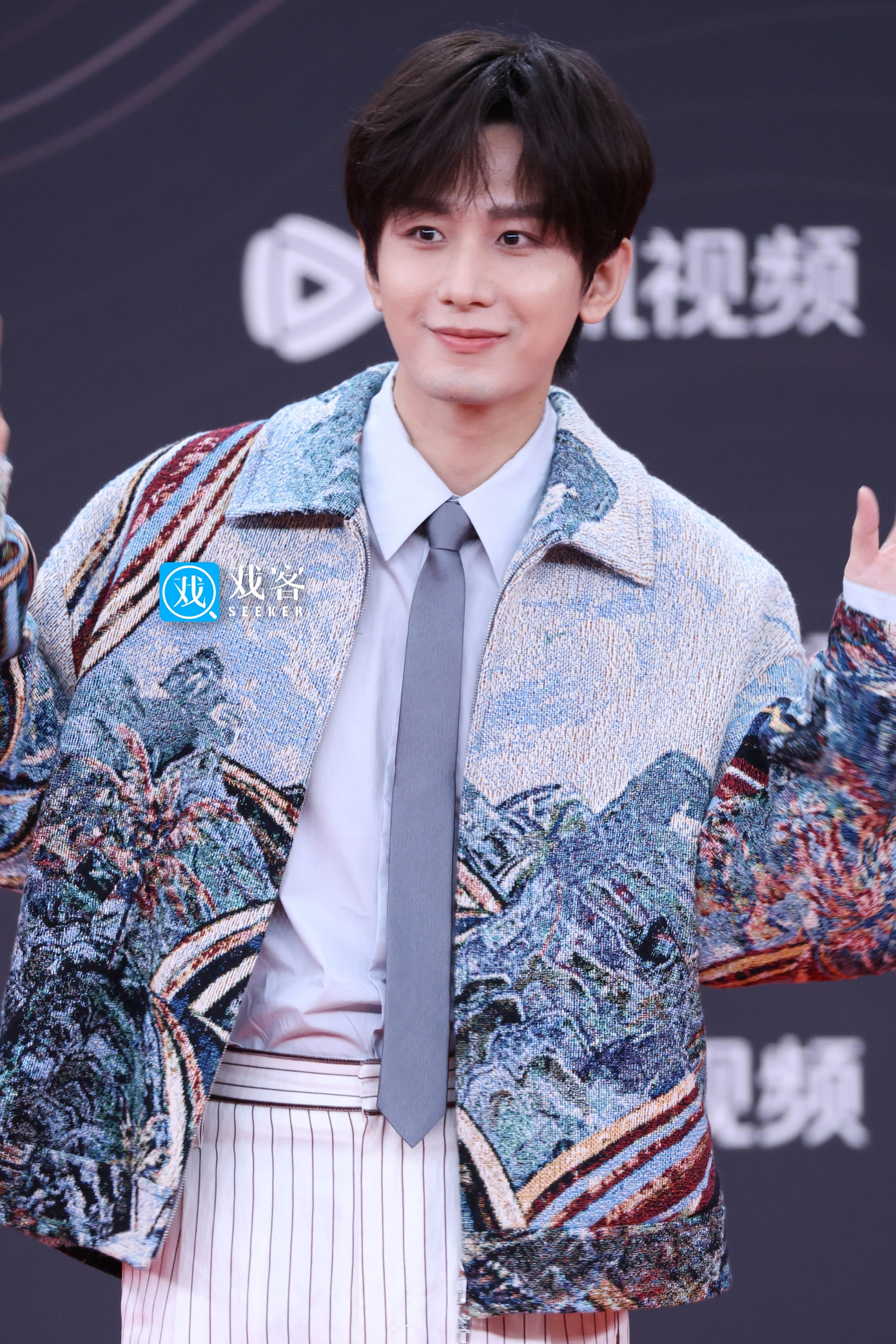 Đáng chú ý, Thành Nghị (trái) được sắp xếp đi gần cuối chỉ sau hai ngôi sao lớn là Triệu Lệ Dĩnh và Trương Nhược Quân. Điều này cho thấy địa vị của Thành Nghị thậm chí còn cao hơn cả dàn sao đang hot như Ngu Thư Hân, Vương Hạc Đệ, hay nữ diễn viên Tống Giai. Theo Sina, Thành Nghị không chỉ có tác phẩm nổi bật như Lưu ly, Liên hoa lâu... anh còn có lượng người hâm mộ đông đảo bậc nhất Hoa ngữ hiện nay. Vương Hạc Đệ (phải) xuất hiện lần hai trên thảm đỏ. Đáng chú ý, Thành Nghị (trái) được sắp xếp đi gần cuối chỉ sau hai ngôi sao lớn là Triệu Lệ Dĩnh và Trương Nhược Quân. Điều này cho thấy địa vị của Thành Nghị thậm chí còn cao hơn cả dàn sao đang hot như Ngu Thư Hân, Vương Hạc Đệ, hay nữ diễn viên Tống Giai. Theo Sina, Thành Nghị không chỉ có tác phẩm nổi bật như Lưu ly, Liên hoa lâu... anh còn có lượng người hâm mộ đông đảo bậc nhất Hoa ngữ hiện nay. Vương Hạc Đệ (phải) xuất hiện lần hai trên thảm đỏ.