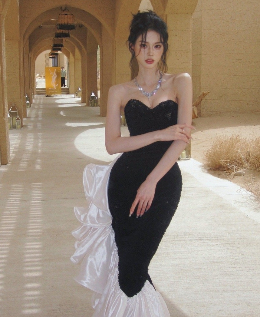 Hà Đan Đồng có phong cách thời thượng, thân hình thon gọn. Hà Đan Đồng có phong cách thời thượng, thân hình thon gọn.