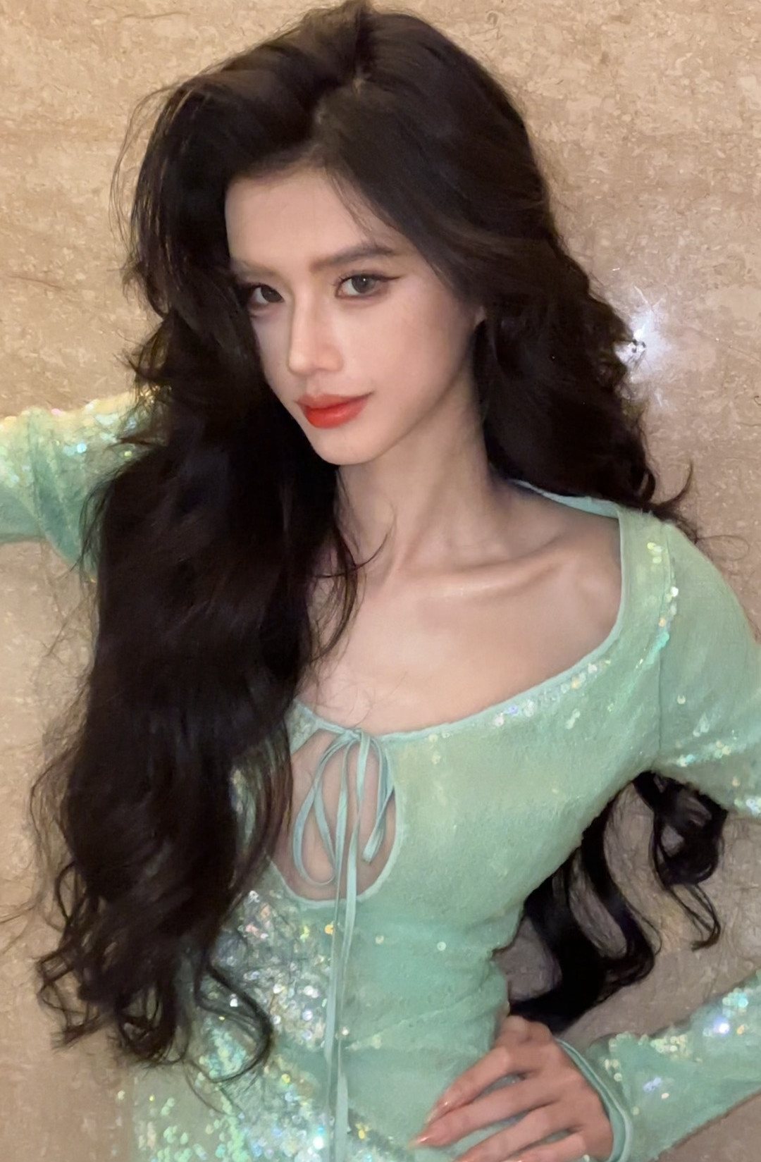 Hà Đan Đồng có phong cách thời thượng, thân hình thon gọn. Hà Đan Đồng có phong cách thời thượng, thân hình thon gọn.