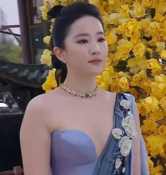 Hot girl Hà Đan Đồng bị cho là cố tình đăng hình ảnh kém đẹp của Lưu Diệc Phi nhằm hạ bệ đàn chị. Hot girl Hà Đan Đồng bị cho là cố tình đăng hình ảnh kém đẹp của Lưu Diệc Phi nhằm hạ bệ đàn chị.