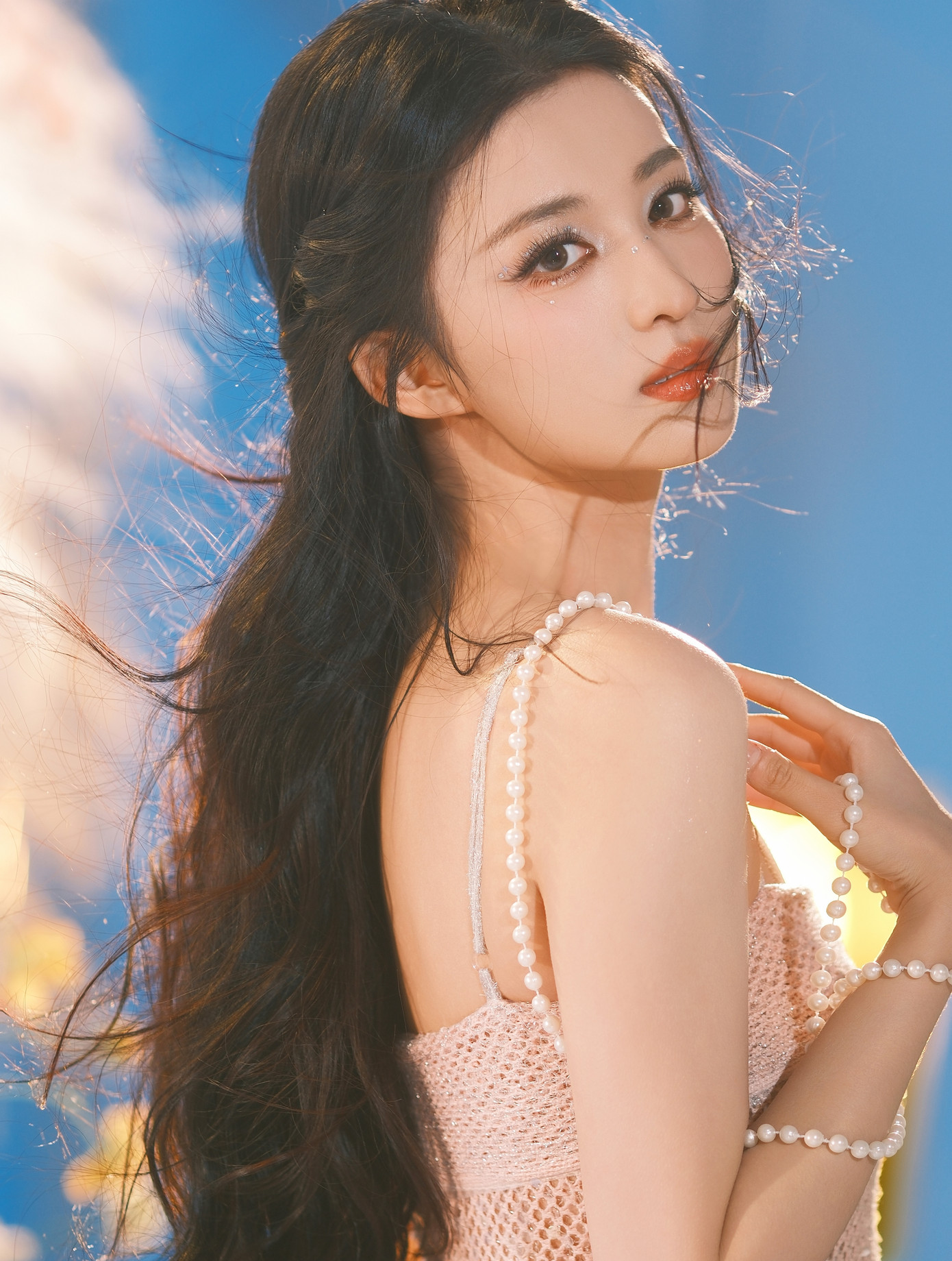 Ngược lại, dàn tiểu hoa sinh sau 1995 lại bị nhắc tên trong bài bóc phốt dài. Ví dụ Vương Sở Nhiên và Châu Dã bị cho là hai ngôi sao thích tỏ ra cao ngạo, không lễ phép, thường xuyên nghỉ không lý do, chơi trò mất tích trên trường quay. Theo Sohu, hai người đẹp này trước đó đã có không ít tranh cãi. Cuối năm 2023, Vương Sở Nhiên từng bị tẩy chay khắp MXH, đến mức cô không dám xuất hiện tại sự kiện tổng kết hay lễ trao giải nào vì danh tiếng tụt dốc. Vương Sở Nhiên bị đào lại nhiều khoảnh khắc trợn mắt, tỏ thái độ với đồng nghiệp, đều là các đàn anh đàn chị lớn tuổi hơn. Sau đó, Vương Sở Nhiên phải thay đổi thái độ, thường xuyên gượng cười khi phát hiện ống kính truyền thông. Ngược lại, dàn tiểu hoa sinh sau 1995 lại bị nhắc tên trong bài bóc phốt dài. Ví dụ Vương Sở Nhiên và Châu Dã bị cho là hai ngôi sao thích tỏ ra cao ngạo, không lễ phép, thường xuyên nghỉ không lý do, chơi trò mất tích trên trường quay. Theo Sohu, hai người đẹp này trước đó đã có không ít tranh cãi. Cuối năm 2023, Vương Sở Nhiên từng bị tẩy chay khắp MXH, đến mức cô không dám xuất hiện tại sự kiện tổng kết hay lễ trao giải nào vì danh tiếng tụt dốc. Vương Sở Nhiên bị đào lại nhiều khoảnh khắc trợn mắt, tỏ thái độ với đồng nghiệp, đều là các đàn anh đàn chị lớn tuổi hơn. Sau đó, Vương Sở Nhiên phải thay đổi thái độ, thường xuyên gượng cười khi phát hiện ống kính truyền thông.