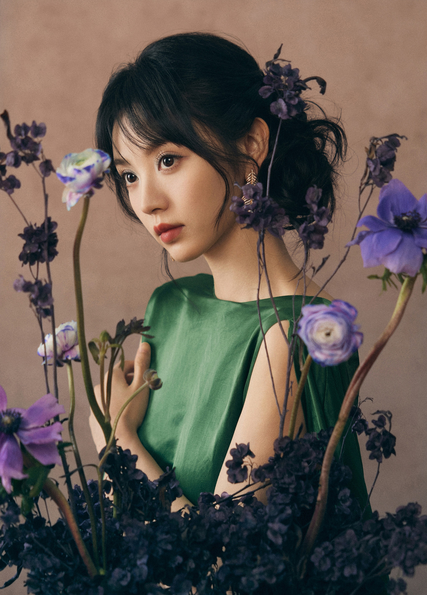 Điền Hi Vi bị nghi ngờ là tiểu hoa đán có tính cách hách dịch bởi nữ diễn viên từng vướng nhiều lùm xùm về ứng xử. Cô nhận chỉ trích khi muốn cướp vai diễn của Lý Lan Địch. Điền Hi Vi còn bị mỉa mai khi tặng món quà ít tiền trong đại hội đổi quà. Tính cách thích cạnh tranh, bộc lộ rõ tham vọng tiến bước trong nghề nghiệp làm Điền Hi Vi có hình ảnh không hiền lành. Vì vậy, khi Sohu miêu tả tiểu hoa đán thích gây khó dễ cho người khác, đòi thay đổi nhiều tạo hình, chỉ thân thiện với những người quan trọng. Điền Hi Vi bị nghi ngờ là tiểu hoa đán có tính cách hách dịch bởi nữ diễn viên từng vướng nhiều lùm xùm về ứng xử. Cô nhận chỉ trích khi muốn cướp vai diễn của Lý Lan Địch. Điền Hi Vi còn bị mỉa mai khi tặng món quà ít tiền trong đại hội đổi quà. Tính cách thích cạnh tranh, bộc lộ rõ tham vọng tiến bước trong nghề nghiệp làm Điền Hi Vi có hình ảnh không hiền lành. Vì vậy, khi Sohu miêu tả tiểu hoa đán thích gây khó dễ cho người khác, đòi thay đổi nhiều tạo hình, chỉ thân thiện với những người quan trọng.