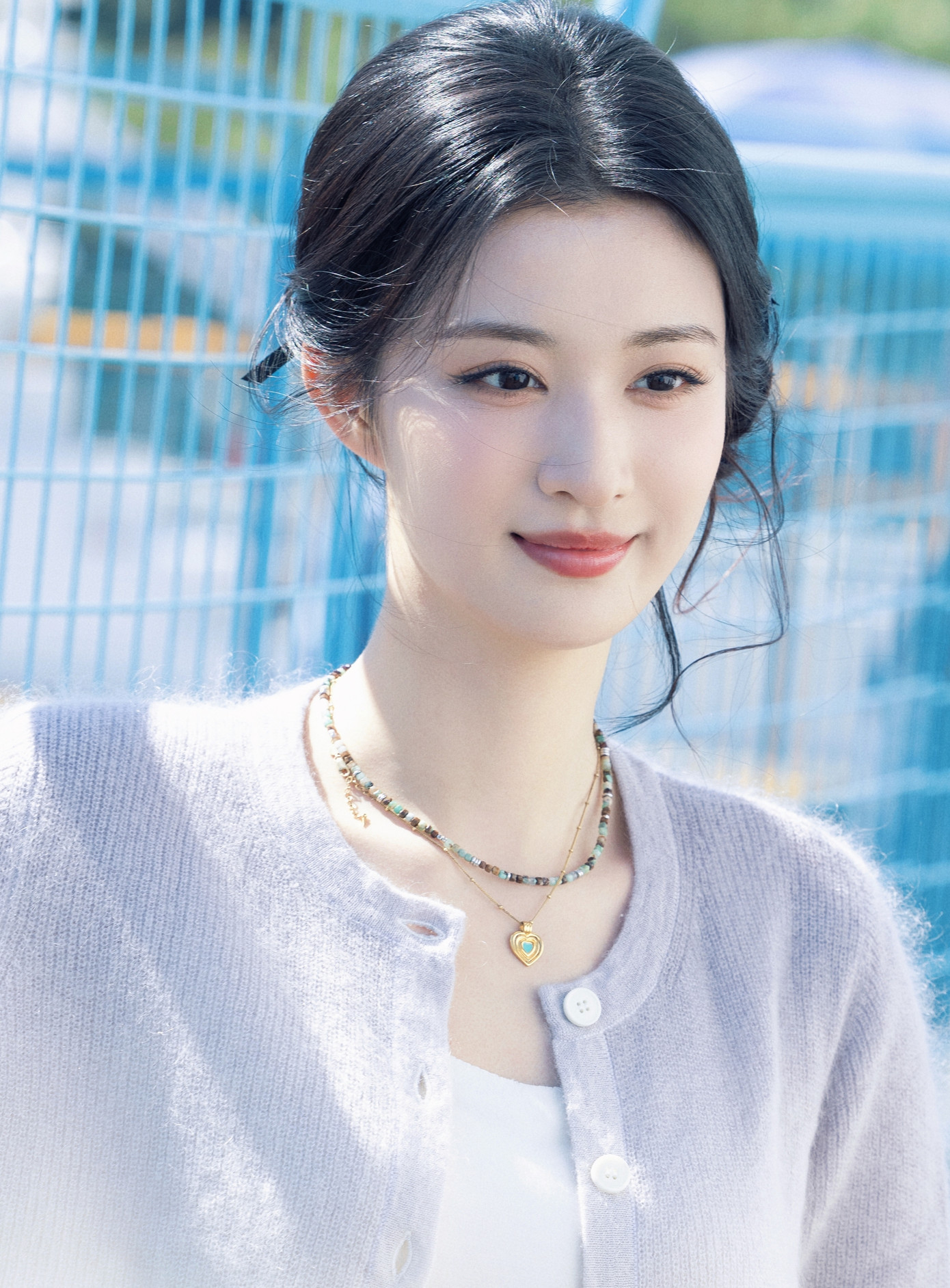 Ngược lại, dàn tiểu hoa sinh sau 1995 lại bị nhắc tên trong bài bóc phốt dài. Ví dụ Vương Sở Nhiên và Châu Dã bị cho là hai ngôi sao thích tỏ ra cao ngạo, không lễ phép, thường xuyên nghỉ không lý do, chơi trò mất tích trên trường quay. Theo Sohu, hai người đẹp này trước đó đã có không ít tranh cãi. Cuối năm 2023, Vương Sở Nhiên từng bị tẩy chay khắp MXH, đến mức cô không dám xuất hiện tại sự kiện tổng kết hay lễ trao giải nào vì danh tiếng tụt dốc. Vương Sở Nhiên bị đào lại nhiều khoảnh khắc trợn mắt, tỏ thái độ với đồng nghiệp, đều là các đàn anh đàn chị lớn tuổi hơn. Sau đó, Vương Sở Nhiên phải thay đổi thái độ, thường xuyên gượng cười khi phát hiện ống kính truyền thông. Ngược lại, dàn tiểu hoa sinh sau 1995 lại bị nhắc tên trong bài bóc phốt dài. Ví dụ Vương Sở Nhiên và Châu Dã bị cho là hai ngôi sao thích tỏ ra cao ngạo, không lễ phép, thường xuyên nghỉ không lý do, chơi trò mất tích trên trường quay. Theo Sohu, hai người đẹp này trước đó đã có không ít tranh cãi. Cuối năm 2023, Vương Sở Nhiên từng bị tẩy chay khắp MXH, đến mức cô không dám xuất hiện tại sự kiện tổng kết hay lễ trao giải nào vì danh tiếng tụt dốc. Vương Sở Nhiên bị đào lại nhiều khoảnh khắc trợn mắt, tỏ thái độ với đồng nghiệp, đều là các đàn anh đàn chị lớn tuổi hơn. Sau đó, Vương Sở Nhiên phải thay đổi thái độ, thường xuyên gượng cười khi phát hiện ống kính truyền thông.