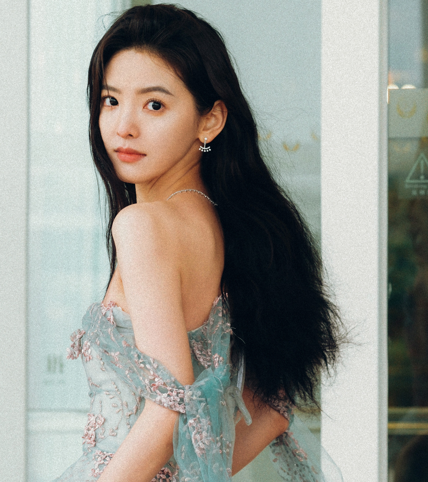 Bảng tổng kết của Sohu còn nhắc tới một ngôi sao trẻ chỉ nổi tiếng thời gian gần đây nhưng đòi hỏi thù lao cao ngất ngưởng dù chưa phải là ngôi sao hạng A. Sohu miêu tả tiểu hoa đán này có khuôn mặt đáng yêu dịu dàng, được yêu thích trên các trang mạng xã hội và được đánh giá là ngôi sao tiềm năng. Thế nhưng, cô có nhiều yêu sách, khi đóng phim mang theo hơn 10 nhân viên trợ lý, tính cách hai mặt. Chương Nhược Nam và Điền Hi Vi là hai người đẹp phù hợp với mô tả trên. Trong đó, Chương Nhược Nam được mệnh danh là "mối tình đầu quốc dân", được yêu thích qua các phim Bi thương ngược dòng thành sông, Hôn lễ của em, Anh cũng ngày này. Bảng tổng kết của Sohu còn nhắc tới một ngôi sao trẻ chỉ nổi tiếng thời gian gần đây nhưng đòi hỏi thù lao cao ngất ngưởng dù chưa phải là ngôi sao hạng A. Sohu miêu tả tiểu hoa đán này có khuôn mặt đáng yêu dịu dàng, được yêu thích trên các trang mạng xã hội và được đánh giá là ngôi sao tiềm năng. Thế nhưng, cô có nhiều yêu sách, khi đóng phim mang theo hơn 10 nhân viên trợ lý, tính cách hai mặt. Chương Nhược Nam và Điền Hi Vi là hai người đẹp phù hợp với mô tả trên. Trong đó, Chương Nhược Nam được mệnh danh là "mối tình đầu quốc dân", được yêu thích qua các phim Bi thương ngược dòng thành sông, Hôn lễ của em, Anh cũng ngày này.