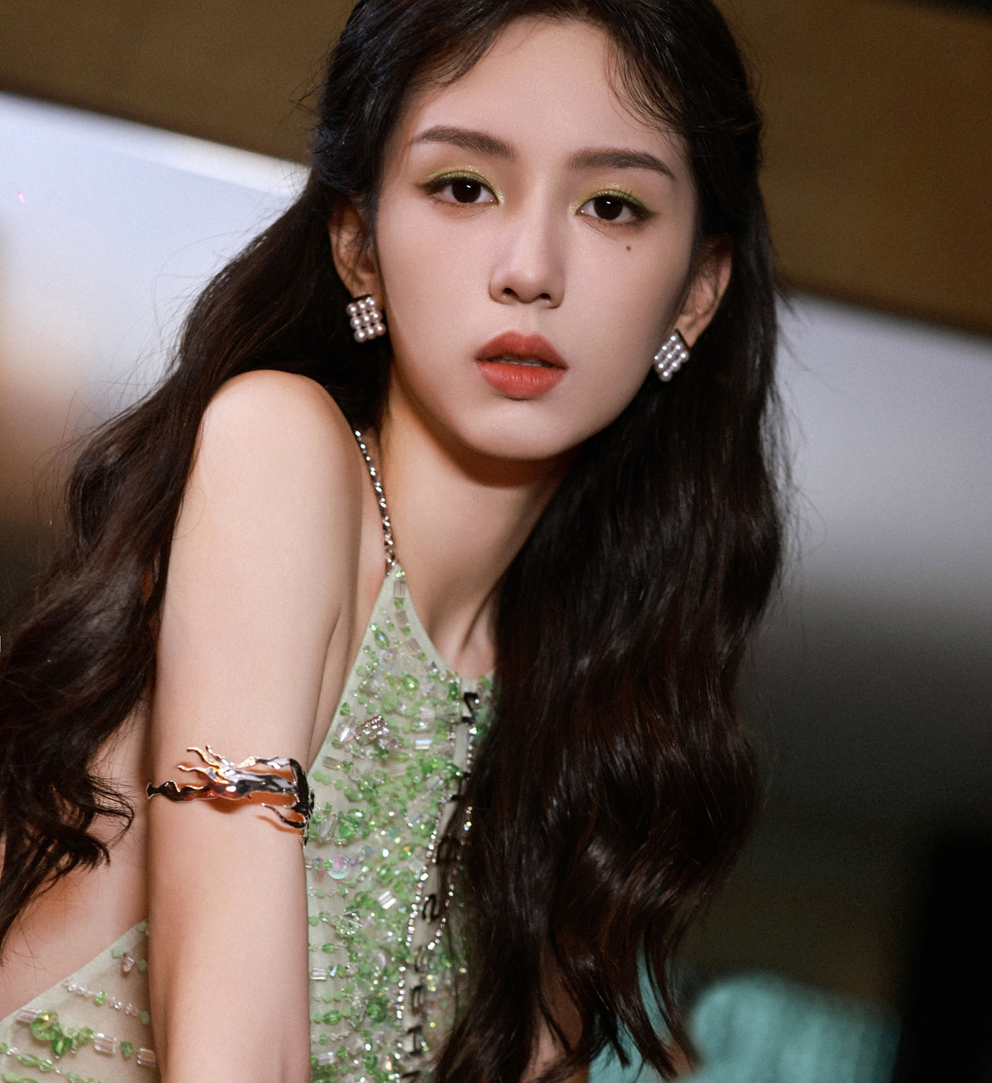 Châu Dã cũng vướng ồn ào lớn vào tháng 6/2024. Khi tham gia Đêm hội Điện ảnh Douyin, nữ diễn viên bị phóng viên tố có thái độ kênh kiệu, được chào hỏi nhưng ngoảnh mặt làm ngơ. Đáng nói, đây là phóng viên của kênh điện ảnh CCTV6, đài truyền hình Trung ương Trung Quốc. Scandal khiến Châu Dã vấp phải nhiều chỉ trích của công chúng. Sau đó, ngay trong ngày tiếp theo dự sự kiện, Châu Dã đã phải xin lỗi và nhiệt tình tương tác với phóng viên để lấy lại hình ảnh. Châu Dã cũng vướng ồn ào lớn vào tháng 6/2024. Khi tham gia Đêm hội Điện ảnh Douyin, nữ diễn viên bị phóng viên tố có thái độ kênh kiệu, được chào hỏi nhưng ngoảnh mặt làm ngơ. Đáng nói, đây là phóng viên của kênh điện ảnh CCTV6, đài truyền hình Trung ương Trung Quốc. Scandal khiến Châu Dã vấp phải nhiều chỉ trích của công chúng. Sau đó, ngay trong ngày tiếp theo dự sự kiện, Châu Dã đã phải xin lỗi và nhiệt tình tương tác với phóng viên để lấy lại hình ảnh.