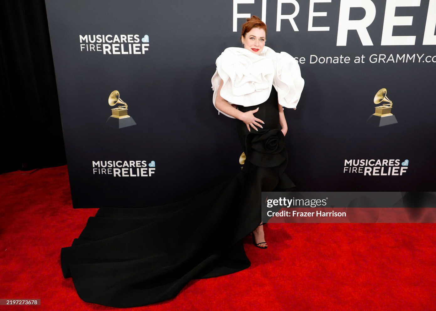 NTK Đỗ Mạnh Cường và các cộng sự đã thực hiện trang phục này trong 10 ngày. NTK Đỗ Mạnh Cường và các cộng sự đã thực hiện trang phục này trong 10 ngày.