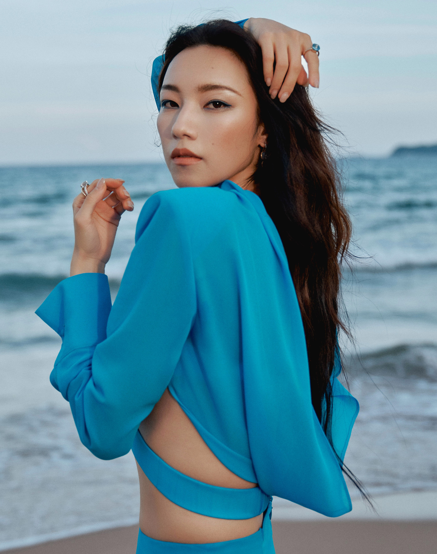 Na Nhĩ Na Thiến bị nghi ngờ gian lận trong quá trình thi đại học. Na Nhĩ Na Thiến bị nghi ngờ gian lận trong quá trình thi đại học.