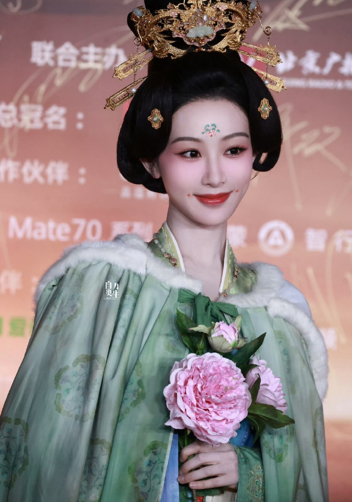 Dương Tử xuất hiện trên thảm đỏ sự kiện với bộ trang phục thời Đường. Nữ diễn viên đóng chính trong phim truyền hình Quốc sắc phương hoa, tái hợp với bạn diễn Lý Hiện. Bộ phim được đánh giá tốt về chất lượng, màu sắc, cảnh quay, nội dung hấp dẫn.