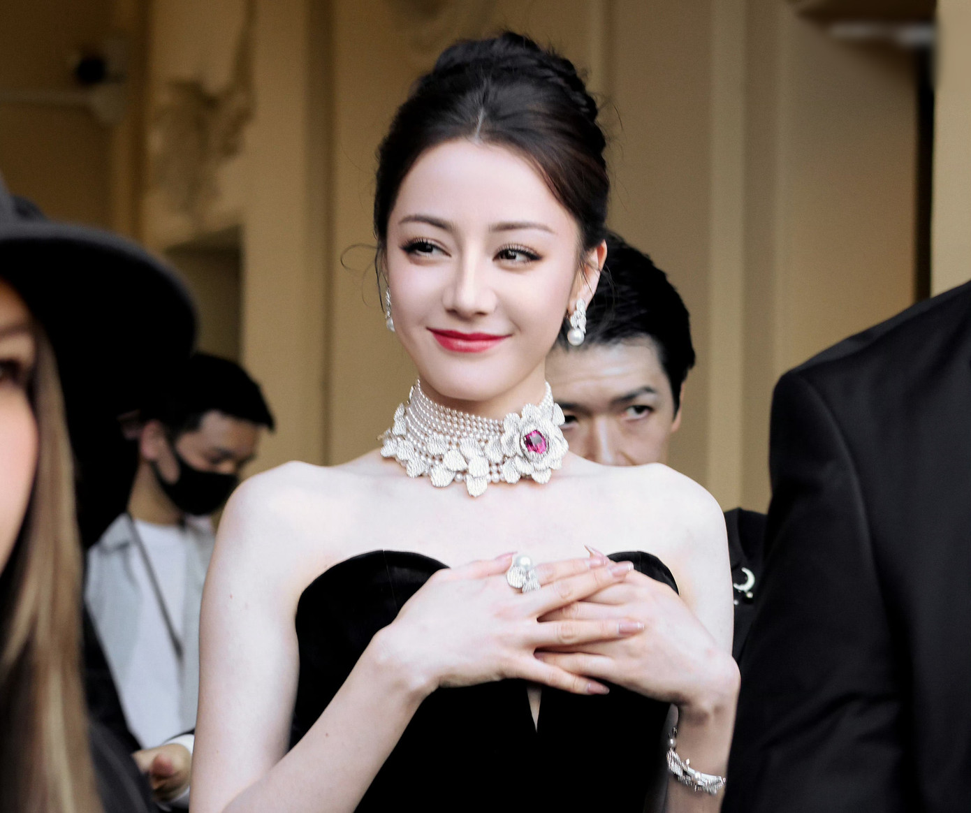 Địch Lệ Nhiệt Ba bước sang tuổi 33, đúng vào thời điểm nhan sắc mặn mà nhất. Nữ diễn viên duy trì hình tượng gợi cảm, thanh lịch trong mỗi sự kiện. Nhờ nhan sắc nổi bật, Địch Lệ Nhiệt Ba dần thay thế Phạm Băng Băng trở thành &quot;nữ hoàng thảm đỏ&quot; của Trung Quốc. Thậm chí, trong nhiều sự kiện, khi mỹ nhân Tân Cương không tham gia, khán giả còn cảm thấy thảm đỏ ngày hôm đó chưa đủ thu hút.