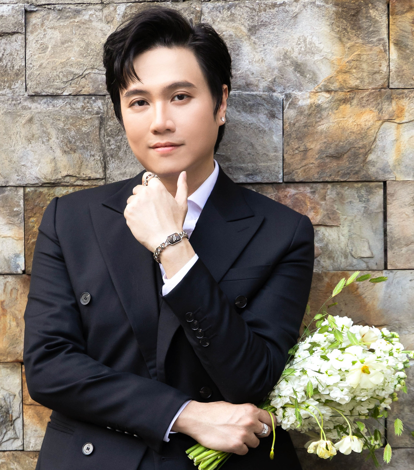 Vương Anh Tú - Myra Trần làm đám cưới trong MV lần đầu kết hợp cùng nhau.