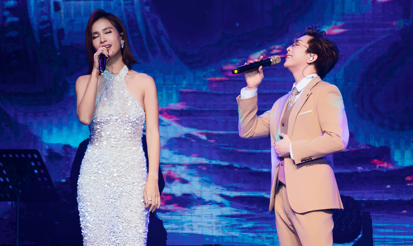 Nữ ca sĩ Ái Phương xuất hiện lộng lẫy trên sân khấu. Nữ ca sĩ Ái Phương xuất hiện lộng lẫy trên sân khấu.