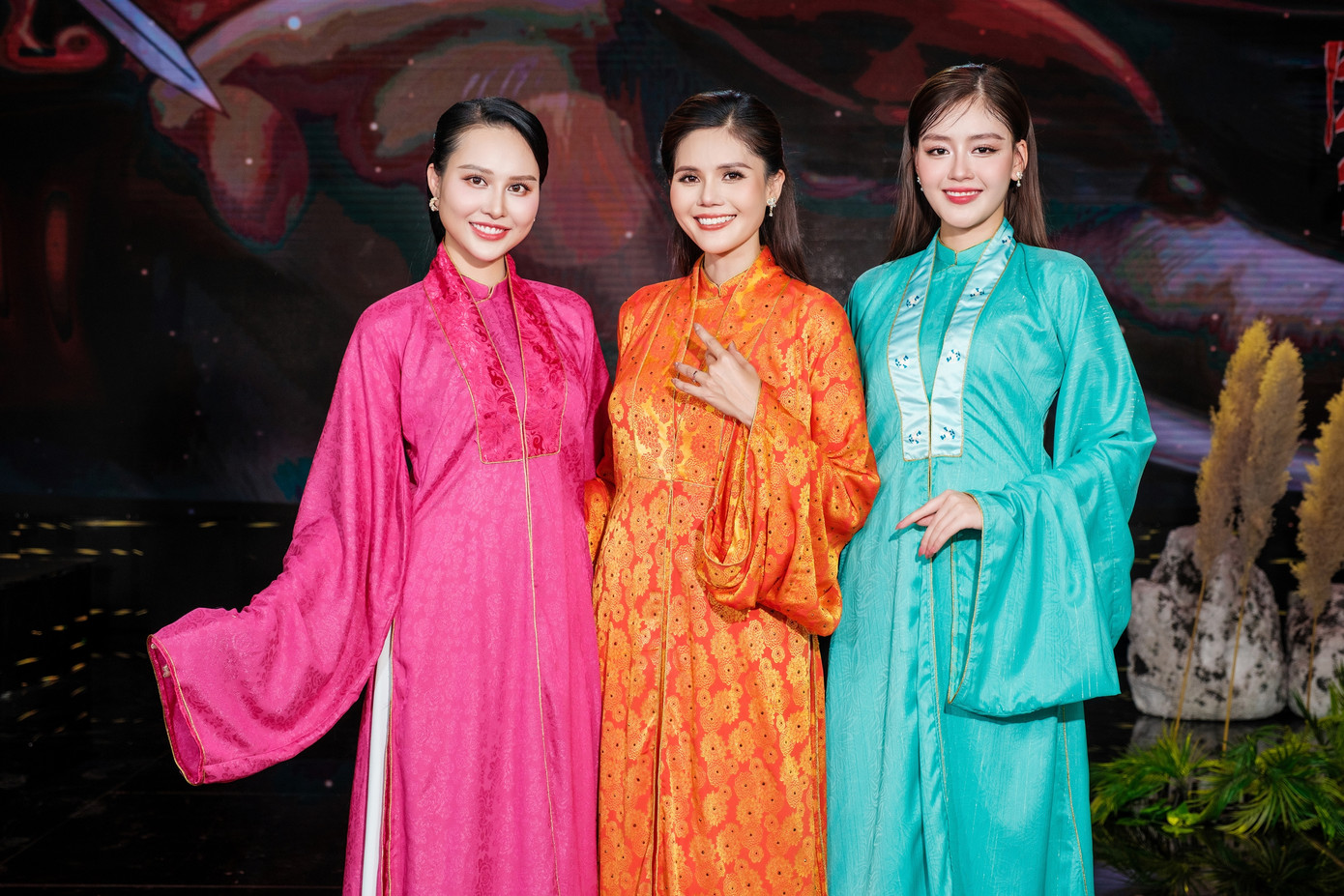 Bên cạnh đó, không thể không kể đến phần trình diễn thời trang của Hoa hậu Kim Nguyên, Á hậu Phương Thanh, á hậu Thanh Ngân, MC Phùng Thế Phi…