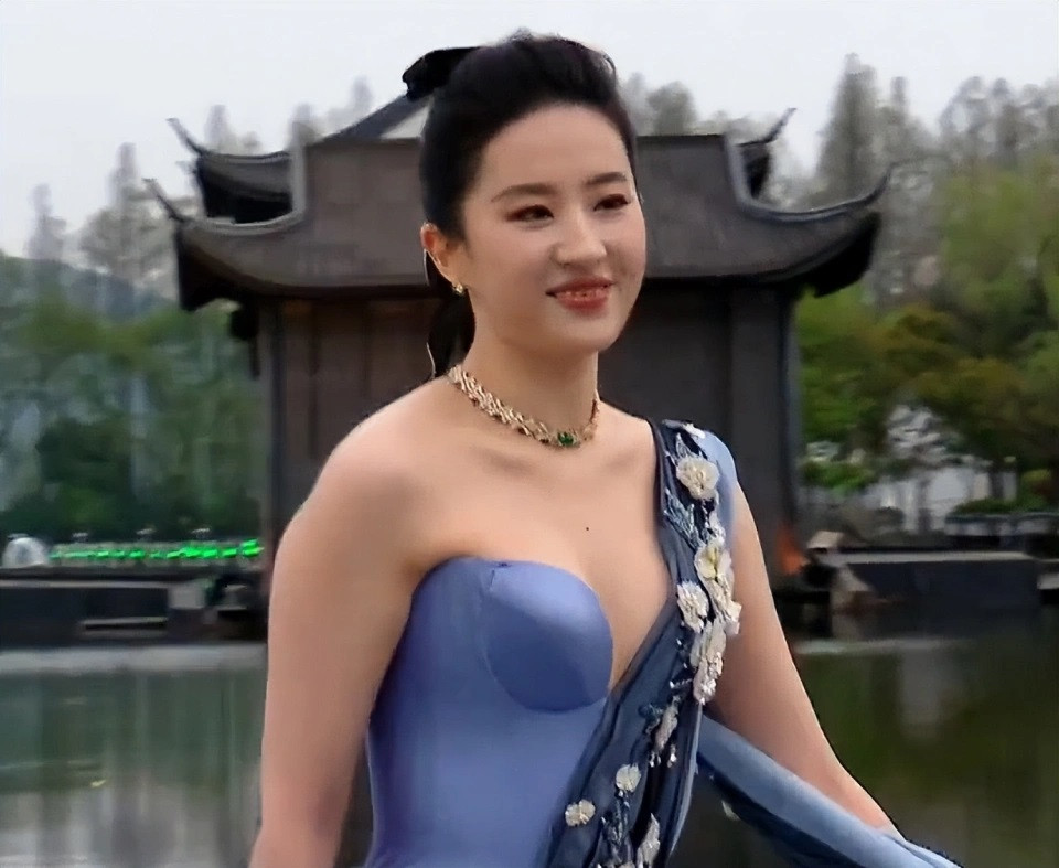 Nữ diễn viên bị đánh giá có phong cách sến.