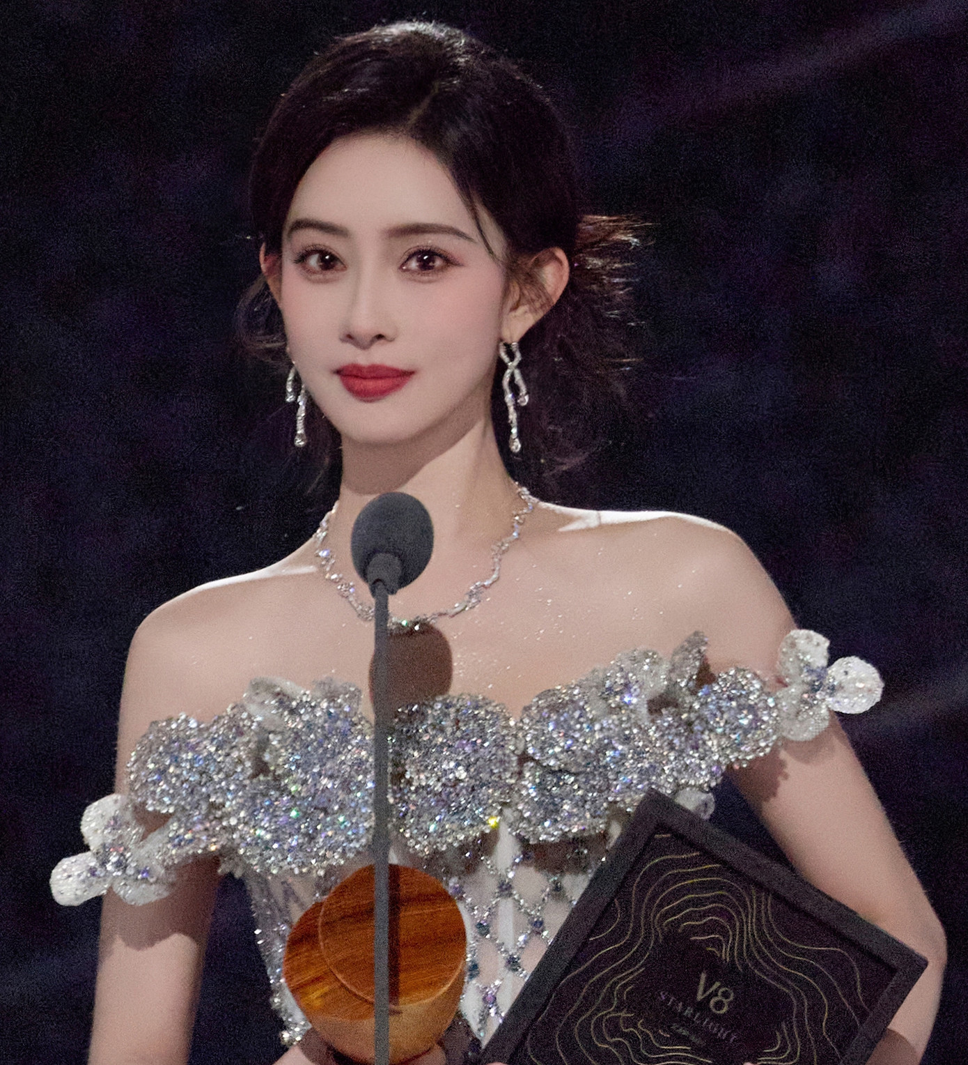 Như một thông lệ, những ngày cuối năm kênh truyền thông lớn Sohu đăng danh sách các ngôi sao có thái độ tốt được lòng phóng viên và các nghệ sĩ tính cách thật gây khó chịu, khó hợp tác. Trong đó, 22 nhà sản xuất, phóng viên đã chọn Bạch Lộc, Vương Hạc Đệ, Cung Tuấn, Mạnh Tử Nghĩa và Tần Lam là những ngôi sao có tính cách tốt, luôn thân thiện với mọi người. Tiêu Chiến, Dịch Dương Thiên Tỉ, Tưởng Kỳ Minh, Trần Đô Linh và Lưu Vũ Ninh cũng nhận được nhiều lời khen ngợi từ các nhà làm phim. Như một thông lệ, những ngày cuối năm kênh truyền thông lớn Sohu đăng danh sách các ngôi sao có thái độ tốt được lòng phóng viên và các nghệ sĩ tính cách thật gây khó chịu, khó hợp tác. Trong đó, 22 nhà sản xuất, phóng viên đã chọn Bạch Lộc, Vương Hạc Đệ, Cung Tuấn, Mạnh Tử Nghĩa và Tần Lam là những ngôi sao có tính cách tốt, luôn thân thiện với mọi người. Tiêu Chiến, Dịch Dương Thiên Tỉ, Tưởng Kỳ Minh, Trần Đô Linh và Lưu Vũ Ninh cũng nhận được nhiều lời khen ngợi từ các nhà làm phim.