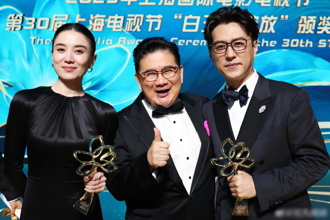 Tống Giai và Cận Đông là Thị hậu và Thị đế của giải Bạch Ngọc Lan 2025. Họ chụp ảnh lưu niệm cùng MC kỳ cựu Khả Phàm. Tống Giai và Cận Đông là Thị hậu và Thị đế của giải Bạch Ngọc Lan 2025. Họ chụp ảnh lưu niệm cùng MC kỳ cựu Khả Phàm.