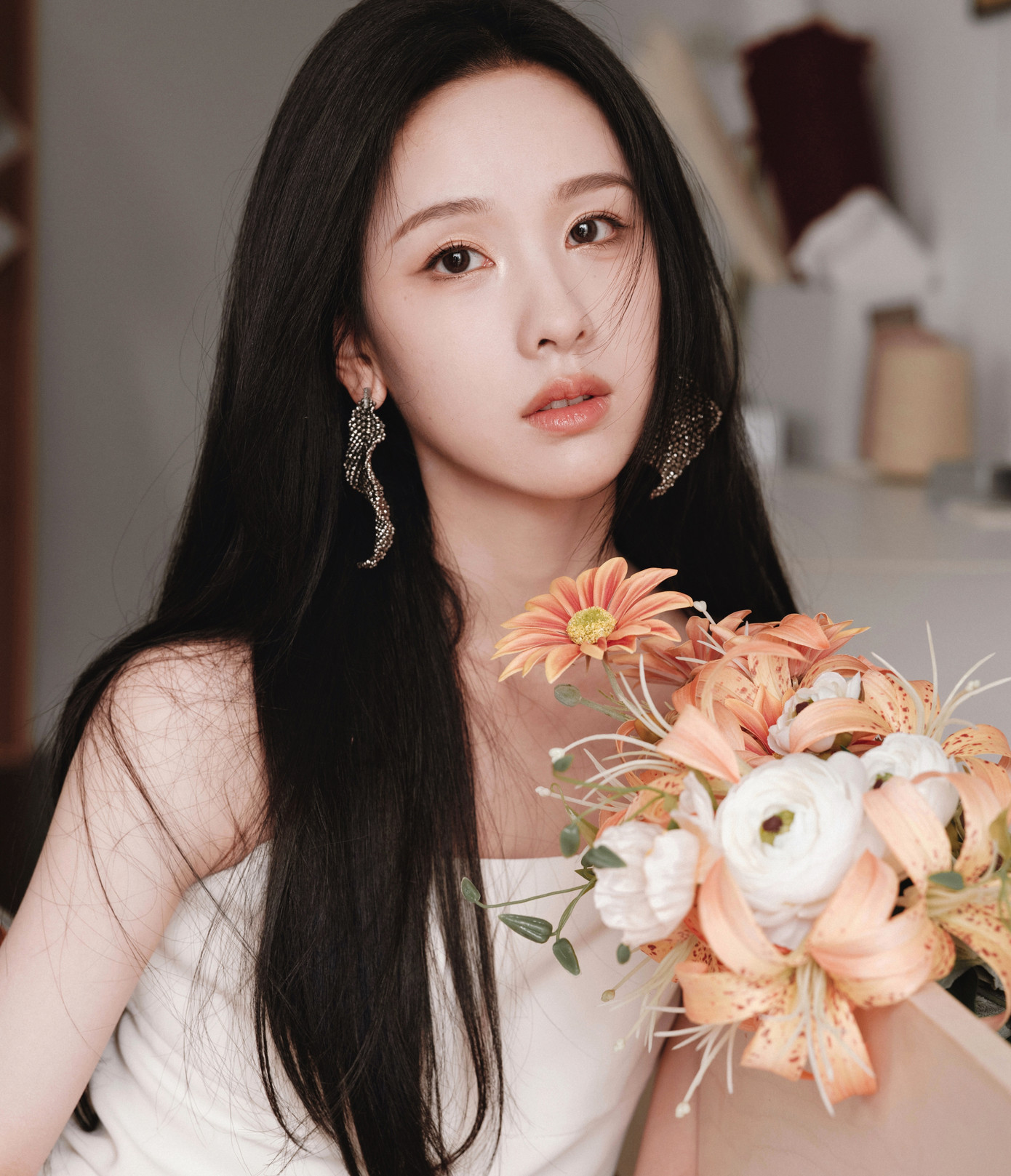 Năm 2025, danh tiếng của Trần Đô Linh tăng vọt nhờ thành công của bộ phim cổ trang Khi chim nhạn trở về. Theo Sina, ngay trong tháng 4, nữ diễn viên có thêm 6 sự kiện mới hợp tác với các thương hiệu cao cấp hoặc lịch trình chụp ảnh bìa tạp chí. Trần Đô Linh được đánh giá giá nhờ khí chất sang trọng, cốt cách dịu dàng quý khí, phong thái trang nhã như một tiểu thư nhà quan đích thực. Trong đó, cách nữ diễn viên bước đi, uống trà cũng trở thành chủ đề bàn luận. Trần Đô Linh được khen ngợi như sinh ra để đóng phim cổ trang.