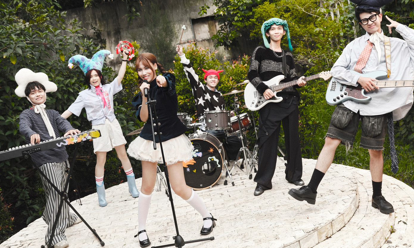 Ca khúc Em buồn anh một lần nữa khẳng định được thế mạnh sáng tác và sản xuất âm nhạc của Haley. Ca khúc Em buồn anh một lần nữa khẳng định được thế mạnh sáng tác và sản xuất âm nhạc của Haley.