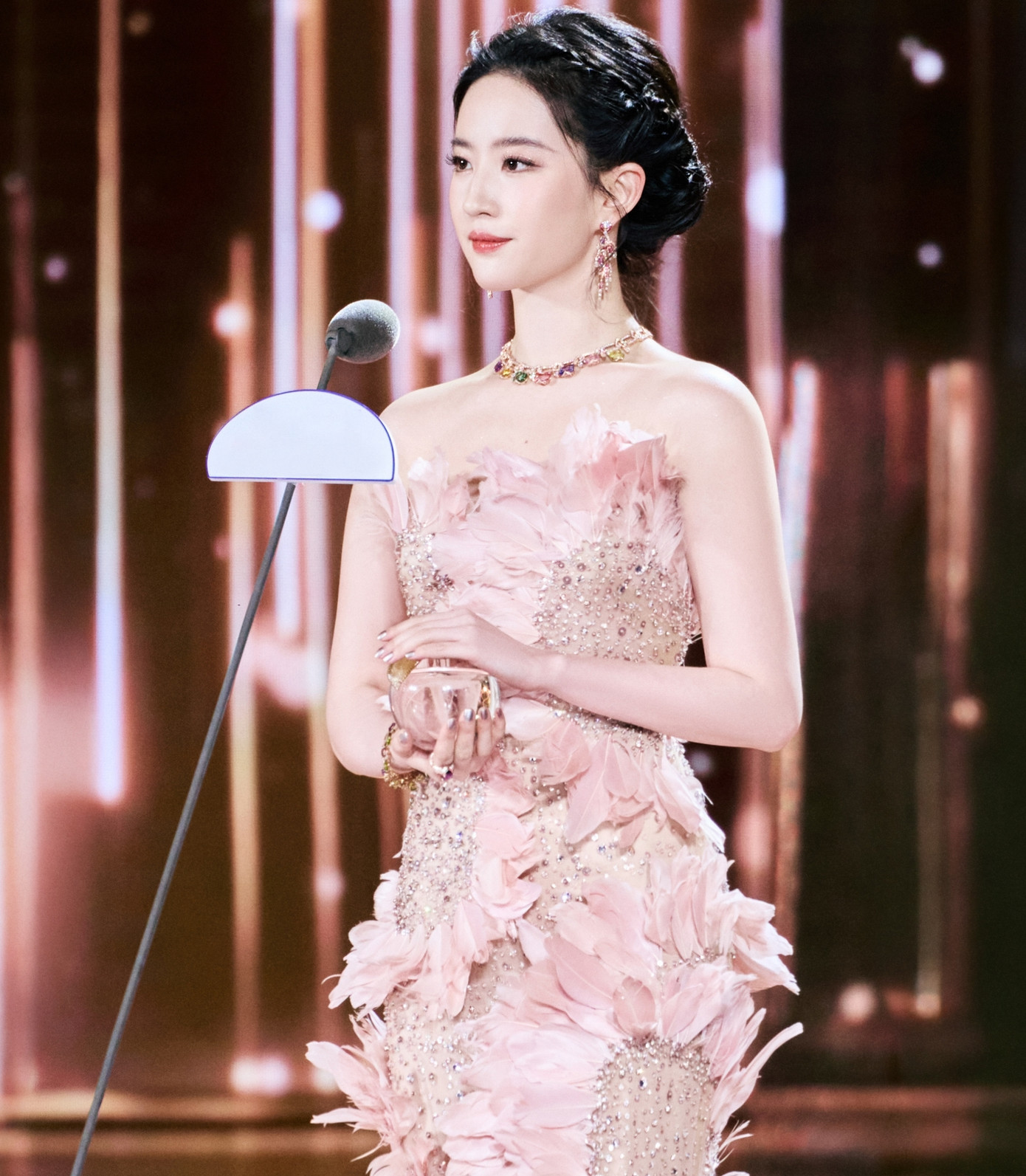 Lưu Diệc Phi nhận được nhiều giải thưởng trong thời gian qua. Lưu Diệc Phi nhận được nhiều giải thưởng trong thời gian qua.