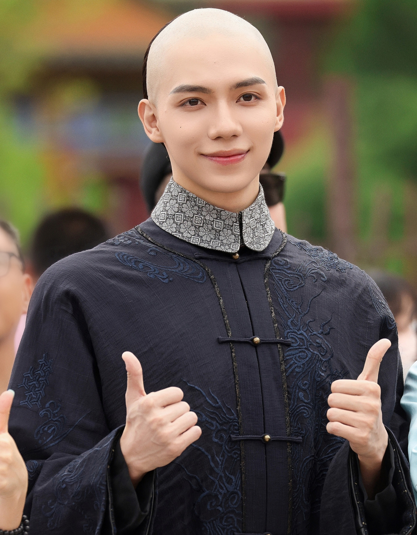 Theo QQ, trong phiên bản Hoàn Châu cách cách mới, bộ tứ Tiểu Yến Tử - Hạ Tử Vy - Phúc Nhĩ Khang và Ngũ a ca không phải nhân vật chính. Để làm mới nội dung, nhà sản xuất phát triển bộ phim dưới góc nhìn của nữ chính Lâm Tuế Tuế. Nàng vốn là cô gái hiện đại, xuyên không vào tiểu thuyết Hoàn Châu cách cách, trở thành nô tỳ của hoàng hậu. Thế giới trong truyện đã bắt đầu sụp đổ sau khi Lâm Tuế Tuế (do Hồ Liên Hinh đóng) xuất hiện, các nhân vật cũ có thể gặp nguy hiểm. Vì vậy, Lâm Tuế Tuế phải nỗ lực để câu chuyện trở lại quỹ đạo cũ với sự giúp đỡ của một thị vệ từ Thận Hình Ti là Cảnh Uyên (do La Nhất Châu thủ vai). Theo QQ, trong phiên bản Hoàn Châu cách cách mới, bộ tứ Tiểu Yến Tử - Hạ Tử Vy - Phúc Nhĩ Khang và Ngũ a ca không phải nhân vật chính. Để làm mới nội dung, nhà sản xuất phát triển bộ phim dưới góc nhìn của nữ chính Lâm Tuế Tuế. Nàng vốn là cô gái hiện đại, xuyên không vào tiểu thuyết Hoàn Châu cách cách, trở thành nô tỳ của hoàng hậu. Thế giới trong truyện đã bắt đầu sụp đổ sau khi Lâm Tuế Tuế (do Hồ Liên Hinh đóng) xuất hiện, các nhân vật cũ có thể gặp nguy hiểm. Vì vậy, Lâm Tuế Tuế phải nỗ lực để câu chuyện trở lại quỹ đạo cũ với sự giúp đỡ của một thị vệ từ Thận Hình Ti là Cảnh Uyên (do La Nhất Châu thủ vai).