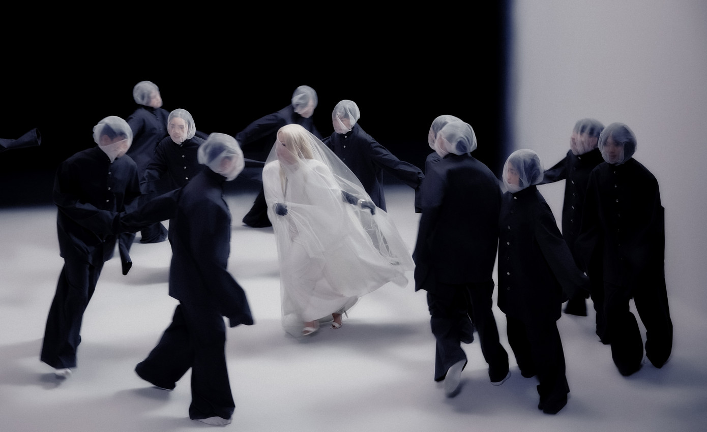 MV được đánh giá có chất nhạc sang trọng, hình ảnh mới mẻ, cuốn hút, ma mị. MV được đánh giá có chất nhạc sang trọng, hình ảnh mới mẻ, cuốn hút, ma mị.