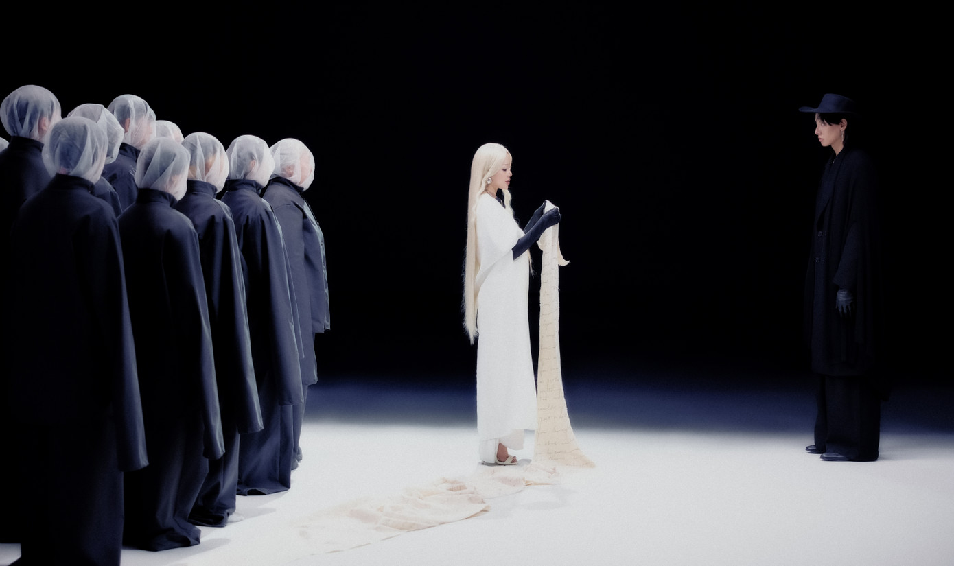 Nếu theo dõi hành trình âm nhạc của Phùng Khánh Linh sẽ thấy ở mỗi giai đoạn, hình ảnh của cô luôn được thực hiện nhất quán với âm nhạc. Nếu theo dõi hành trình âm nhạc của Phùng Khánh Linh sẽ thấy ở mỗi giai đoạn, hình ảnh của cô luôn được thực hiện nhất quán với âm nhạc.