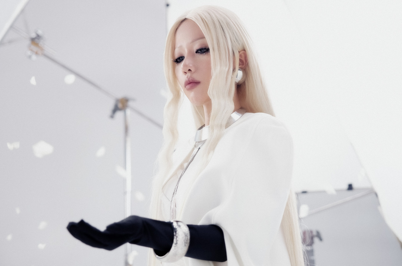 Phùng Khánh Linh tự sáng tác nhạc cho mình. Phùng Khánh Linh tự sáng tác nhạc cho mình.